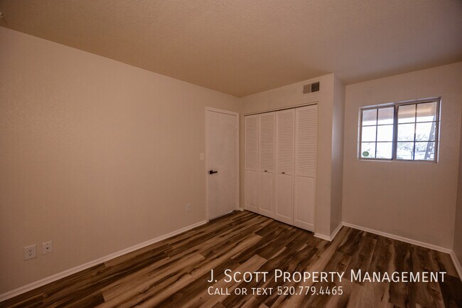 Building Photo - 8344 N 21st Dr