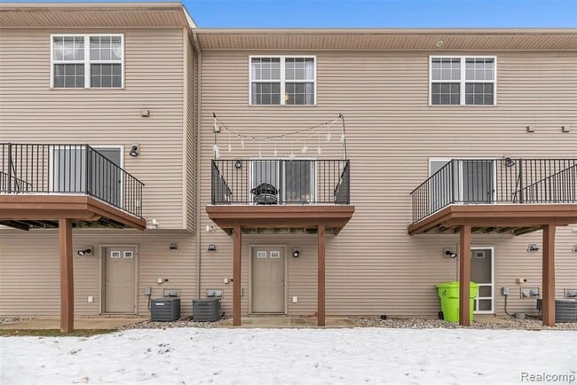Building Photo - 2205 Knotty Pine Tr