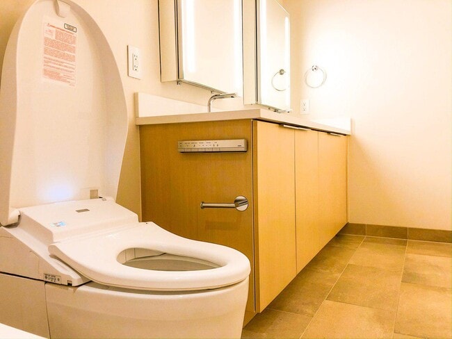 Building Photo - 1001 Queen St