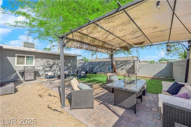 Building Photo - A Must See!! 5 bedroom 3.5 Bathroom home i...
