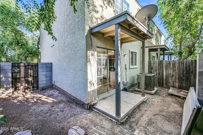 Building Photo - 2243 W Morten Ave
