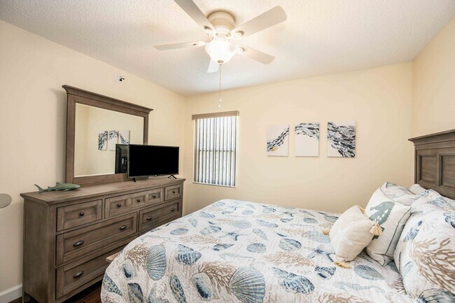 Building Photo - Seasonal or Annual 2 Bedroom, 2.5 Bathroom...