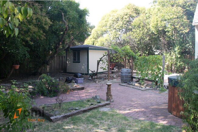 Building Photo - Cute House with Spacious Private Backyard