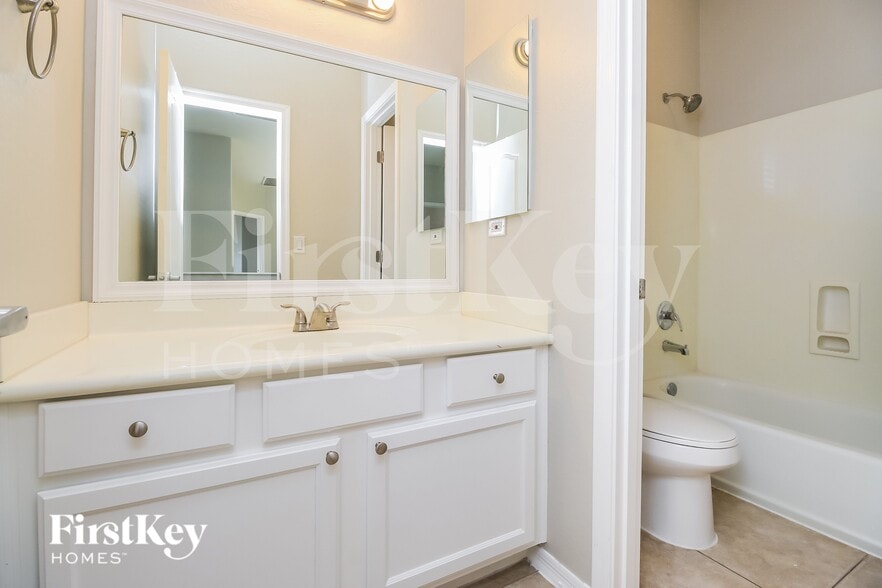 Building Photo - 7111 N 27th Ln