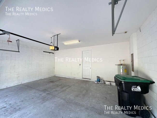 Building Photo - 15764 Ave Of The Arbors
