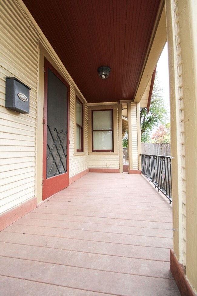 Building Photo - 438 W Rosewood Ave