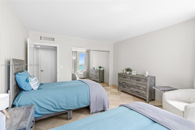 Building Photo - 16500 Collins Ave