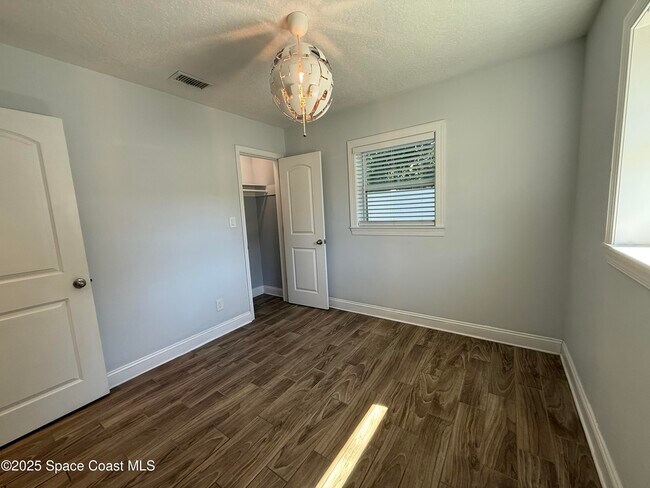 Building Photo - 337 Mc Leod Dr