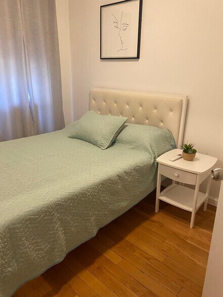 Building Photo - 708 E 44th St