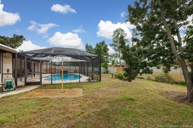 Building Photo - 160 SE Duxbury Ave