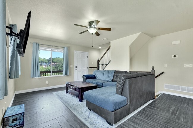Building Photo - Updated end-unit townhouse for rent!