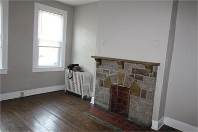 Building Photo - Beautiful Townhome on Quiet Street in the ...