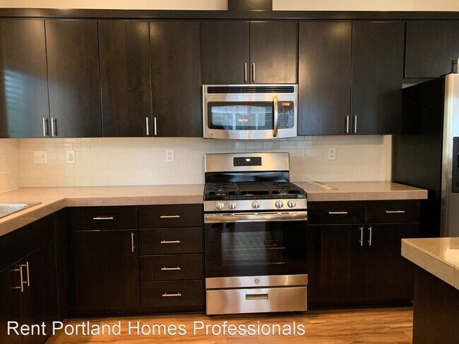 Building Photo - 3 br, 2.5 bath House - 642 NE Newstead Lane