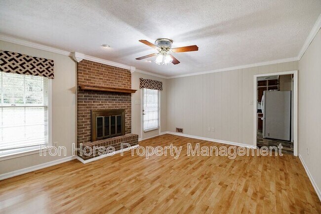 Building Photo - 1110 Maple Cir