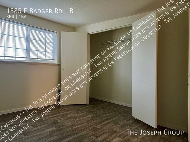 Building Photo - 1585 E Badger Rd