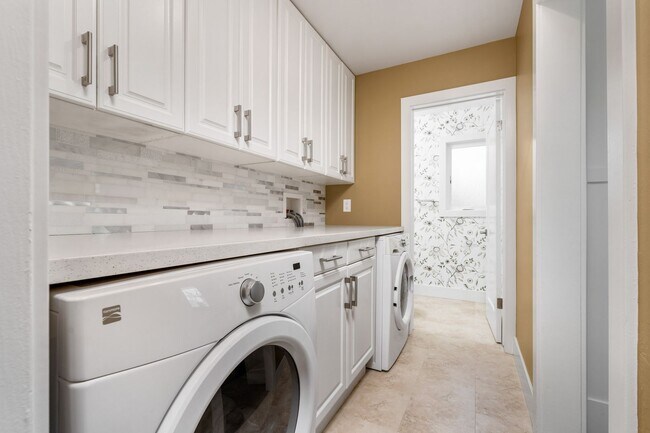 Building Photo - REMODELED 4 BD/3.5 BA RANCH STYLE HOME IN DOVER SHORES