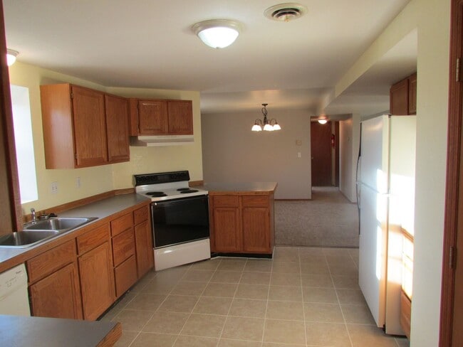 Building Photo - 510 S Circle Dr