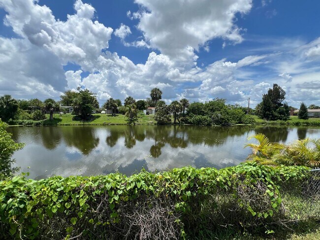 Building Photo - $1,825 ** AVAIL 6/7/25 ** 3 Bed / 2 Bath S...
