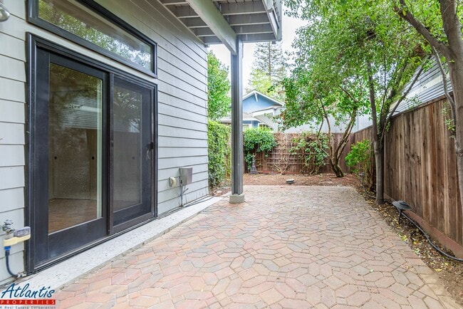 Building Photo - Remodeled Condo | Downtown Palo Alto | Near Stanford