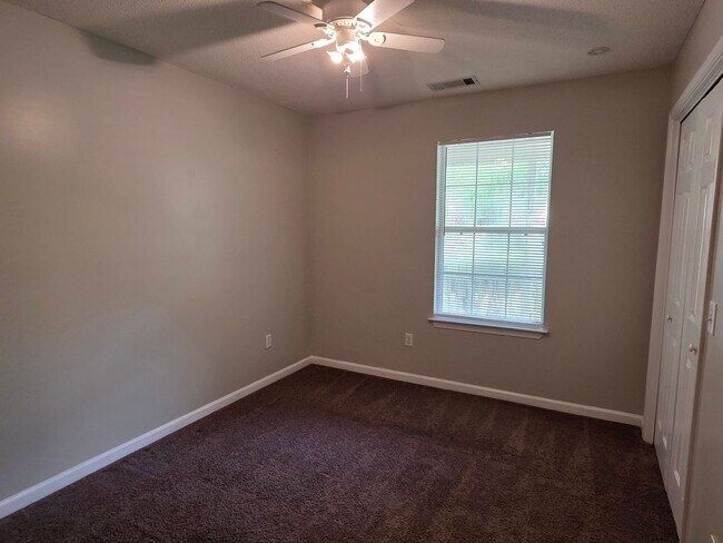 Building Photo - Woodbury Subdivision. 3 bedrooms. 2 baths. Converted garage to bonus room. Family with vaulted ce...