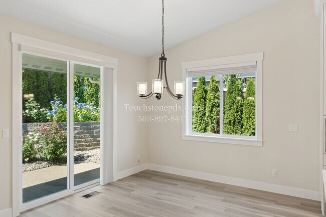 Building Photo - Stunning 3 BD, 2 BA Salem Home with Elegant Finishes!
