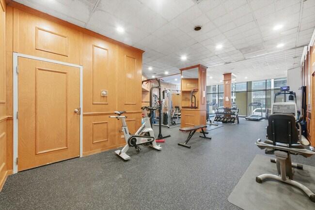 Building Photo - 1540 N La Salle Dr