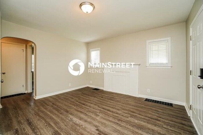 Building Photo - 3 Bedroom Pet-Friendly Home in Columbus, OH with Main Street Renewal