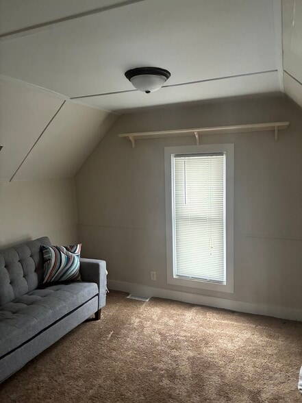 Building Photo - 320 W 20th St