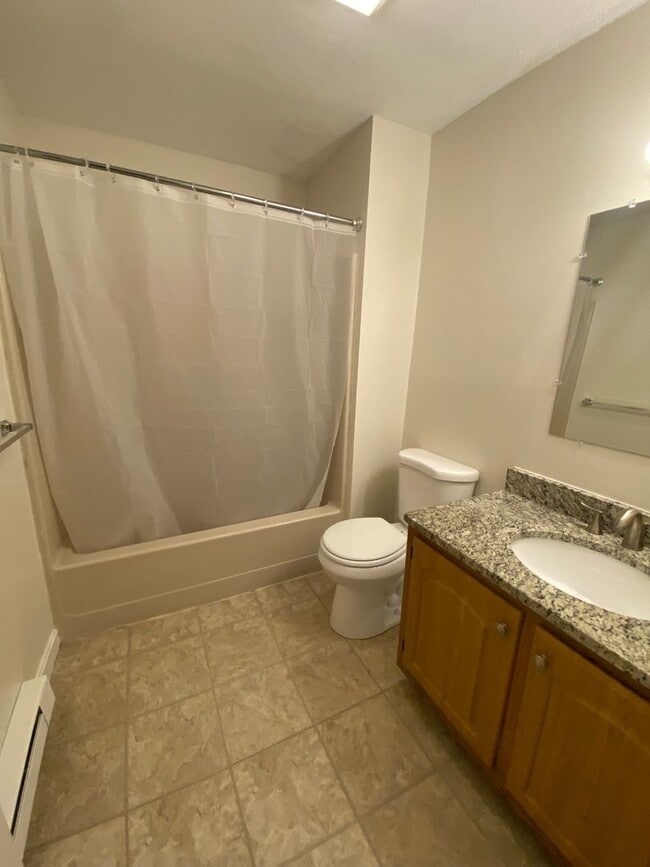 Building Photo - 2 Bedroom Apartment for Rent in Rochester, NH!