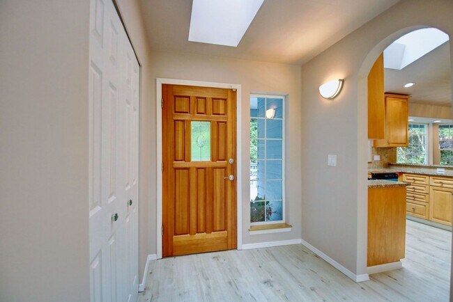 Building Photo - Lovely Clinton Home with Great Light and Pet Friendly!