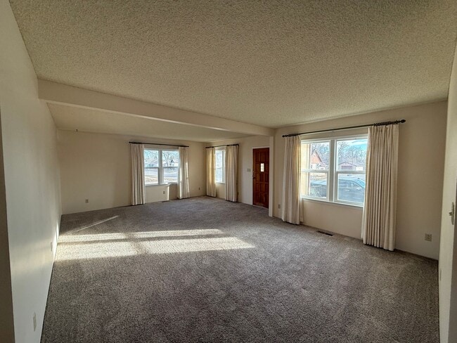 Building Photo - Large  two bedroom, two bathroom, pet friendly home!