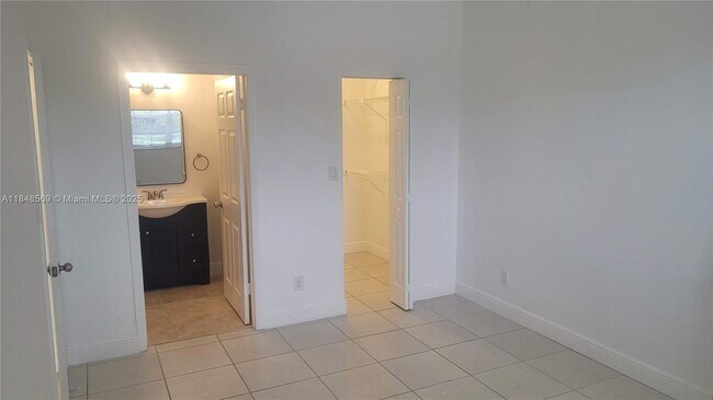 Building Photo - 660 Cypress Club Way