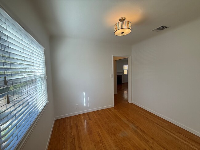 Building Photo - Amazing 3 Bedroom Montrose Home!