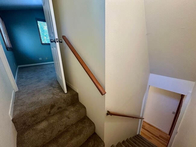 Building Photo - Charming 3 Bedroom 2 Bathroom Home Off Tyl...