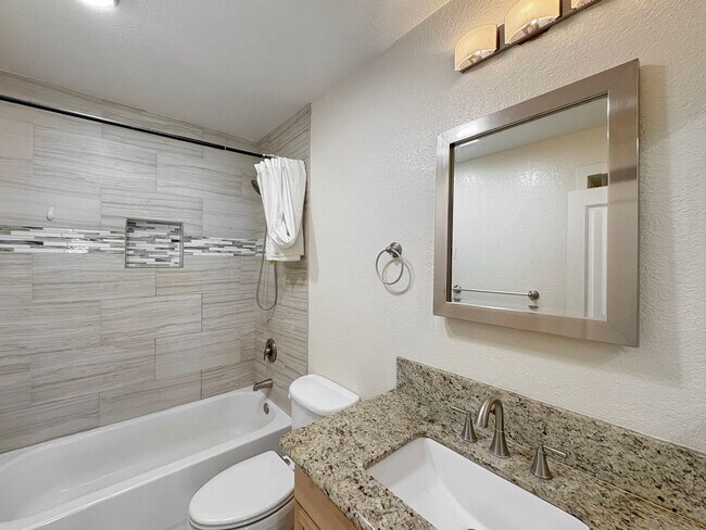 Building Photo - SD: Comfortable 2BD/2BA Condo in Golden Hill with A/C, Reserved Parking & In-Unit Laundry