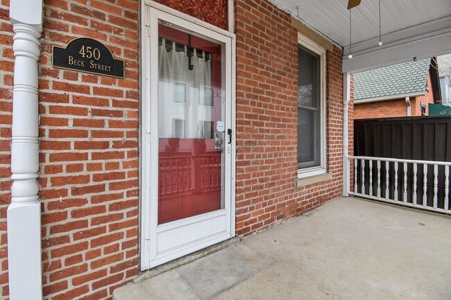 Building Photo - Stunning and Spacious 3 Bedroom House
