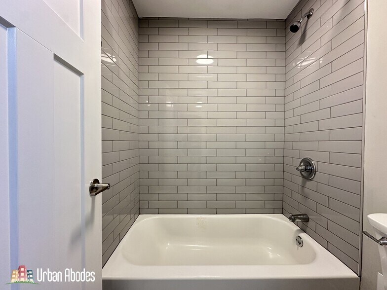 Building Photo - 1212 N La Salle Dr