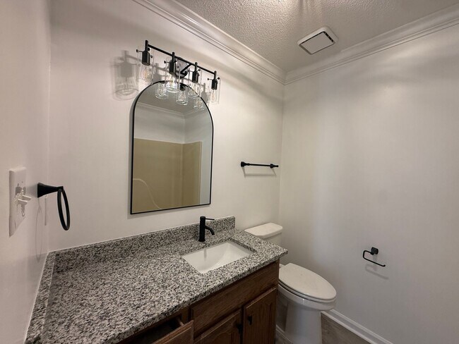 Building Photo - 425 Autumnwood Dr SW