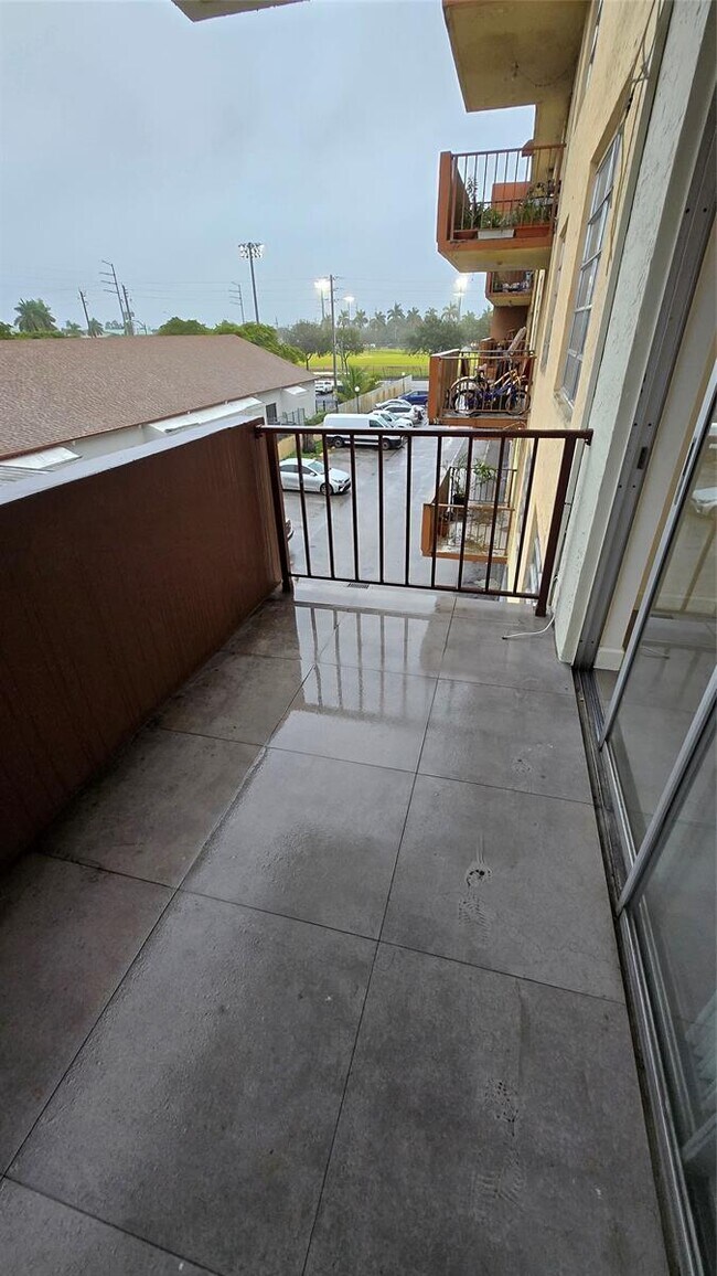 Building Photo - 13390 NE 7th Ave