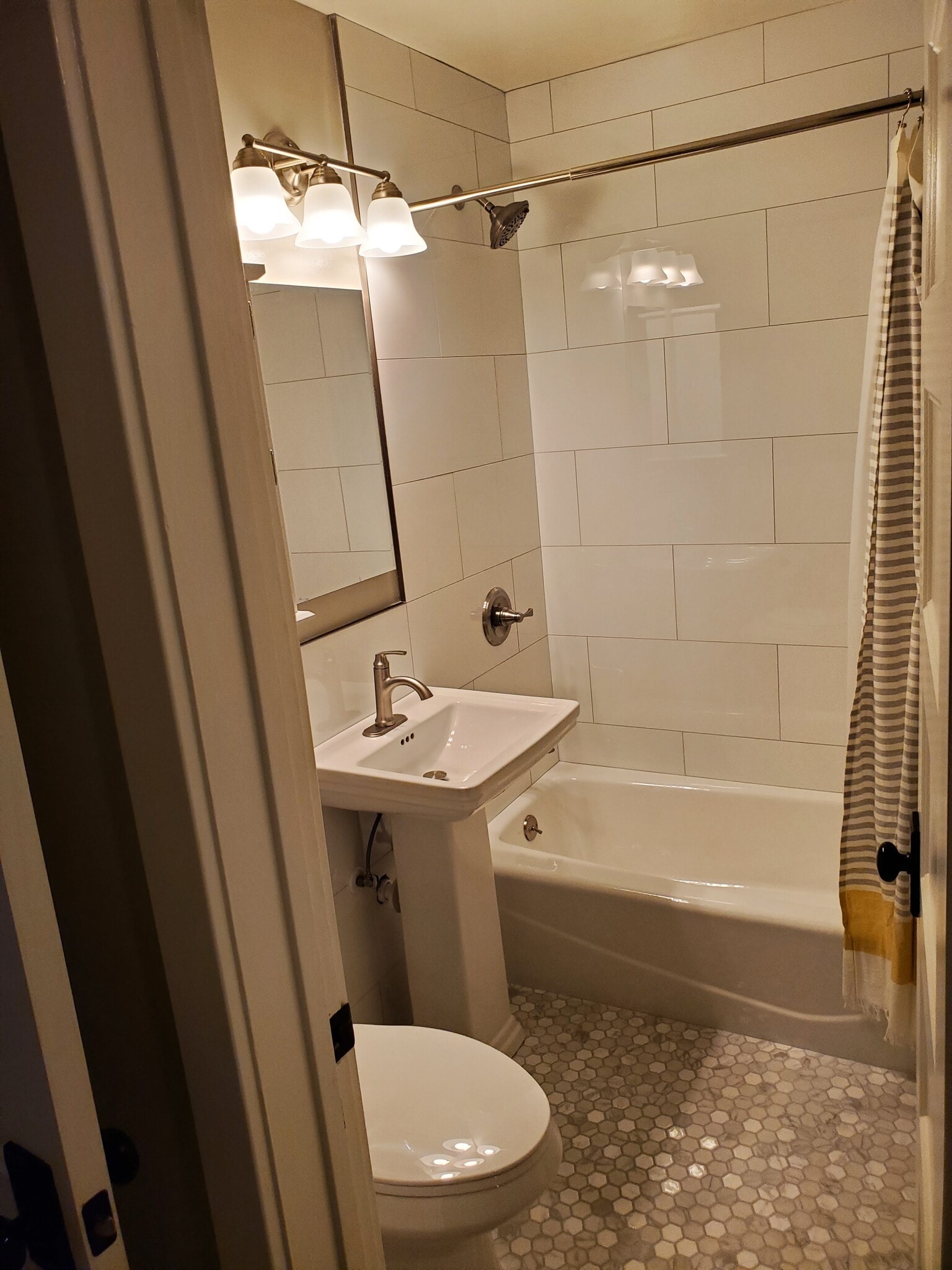 hallway bathroom - toilet, sink, shower/tub - 8608 Harrison Way