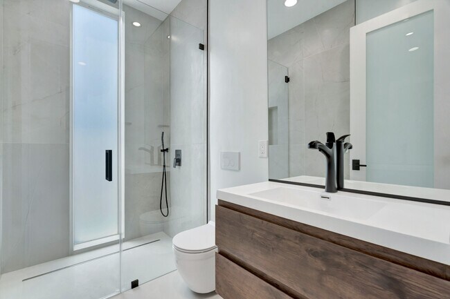 Building Photo - Elegant 2BR / 2BA in Prime North Hollywood