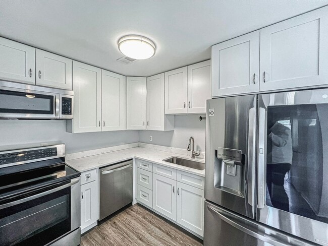 Building Photo - Recently Renovated Contemporary Apartment In Lovely Mosbys Landing