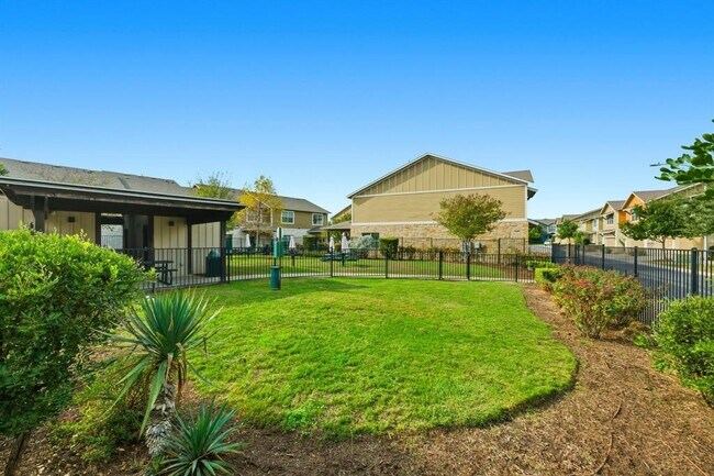 Building Photo - 516 E Slaughter Ln