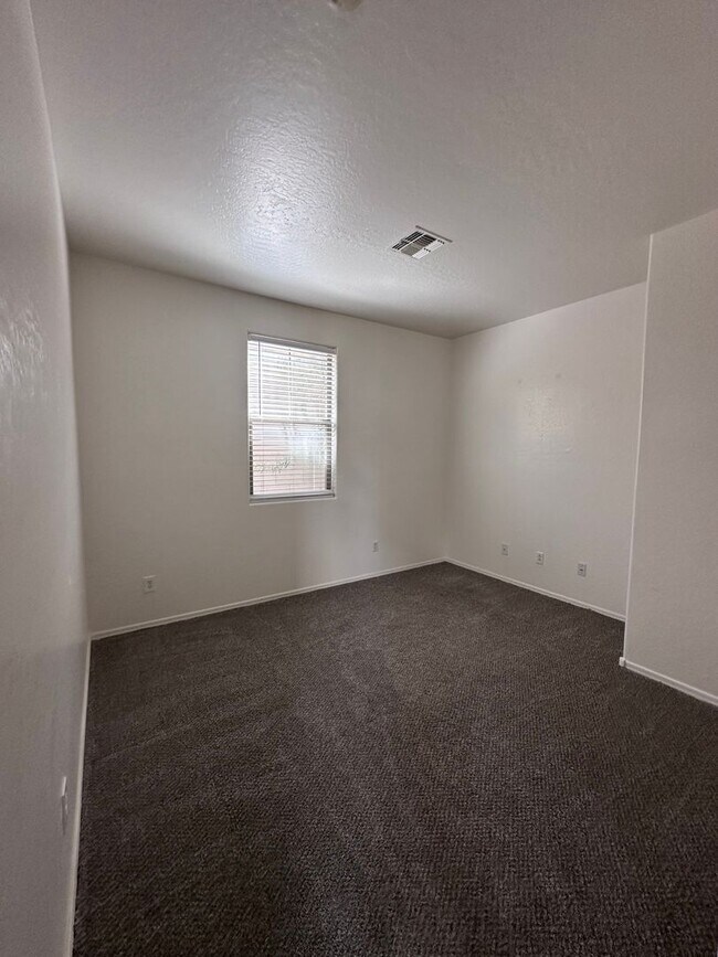 Building Photo - 3 bedroom home in a gated community