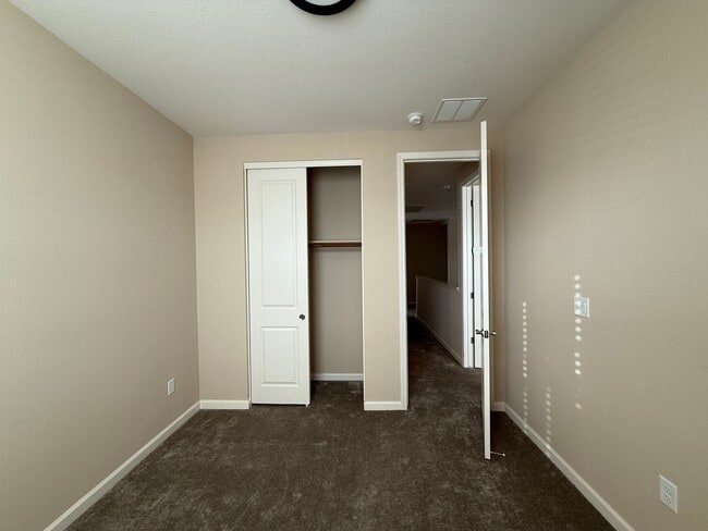 Building Photo - Experience refined living in this beautifully appointed 4-bedroom + den, 3-bath executive residence.