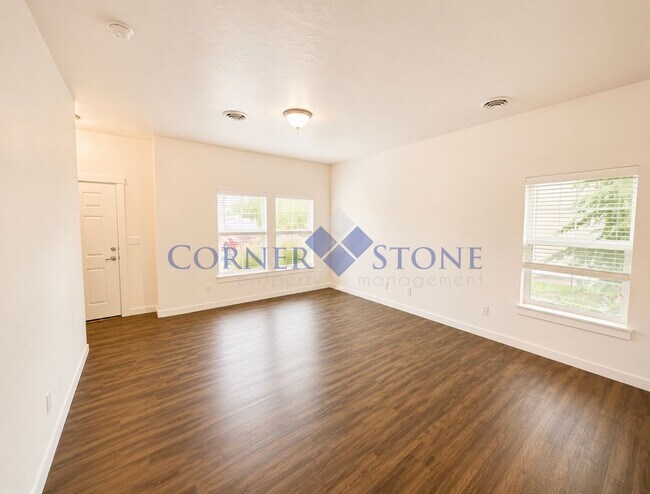 Building Photo - Charming Townhouse Close To The Village!
