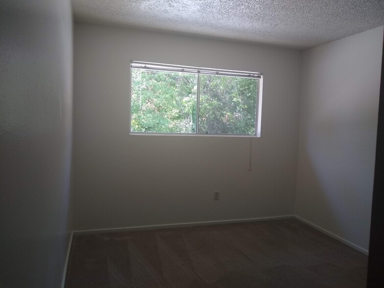 Building Photo - 1960 S Dora St