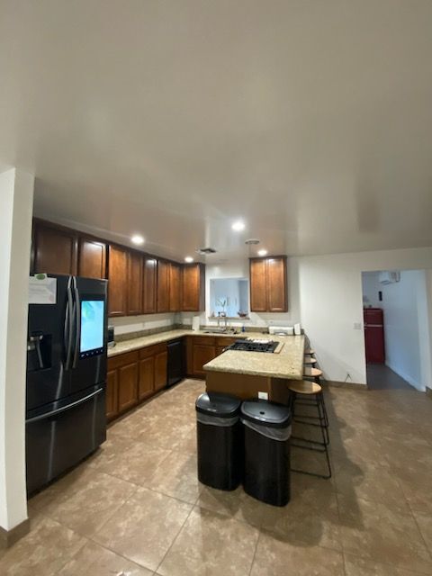 Building Photo - 1100 W 12th St