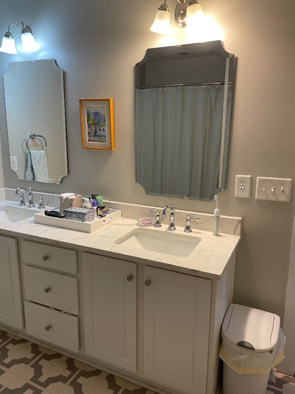 Building Photo - 1121 Surrey Ln