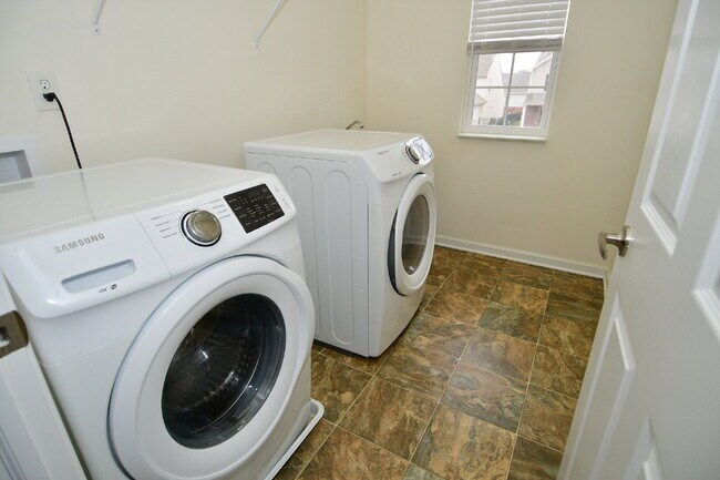 Building Photo - Spacious 5-bedroom, 3 full bath home in the Greenwood/Clark Pleasant area